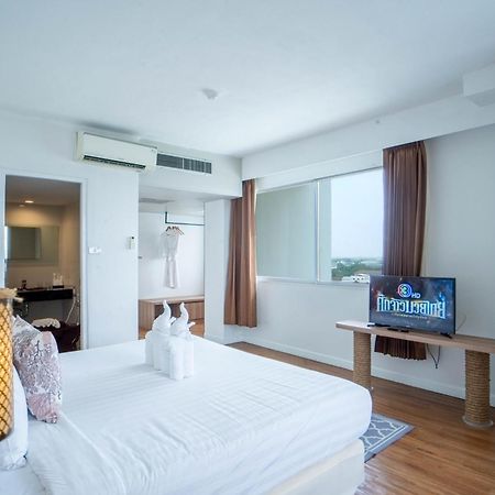 Thong Tarin Hotel Surin Extérieur photo