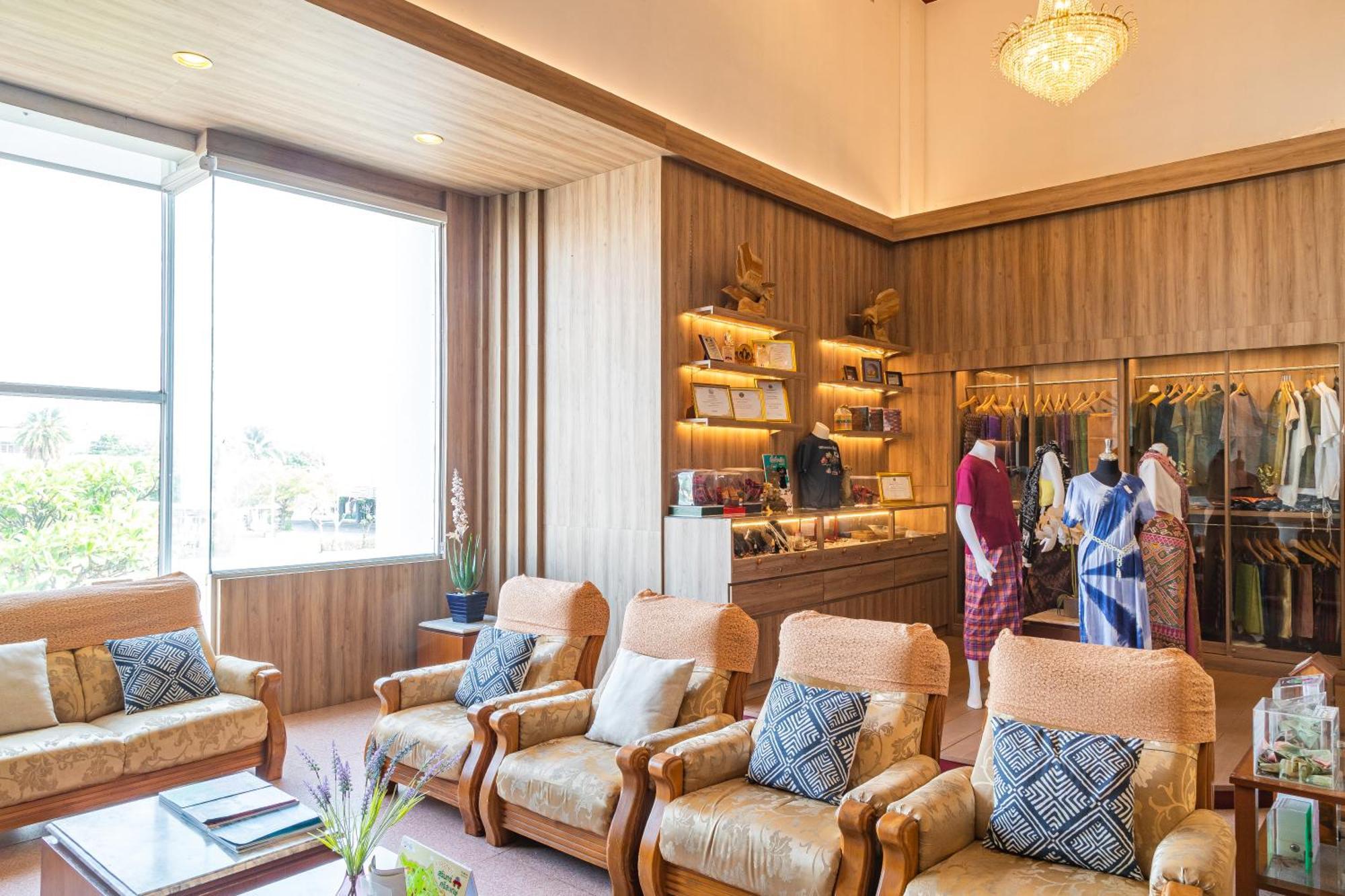 Thong Tarin Hotel Surin Extérieur photo