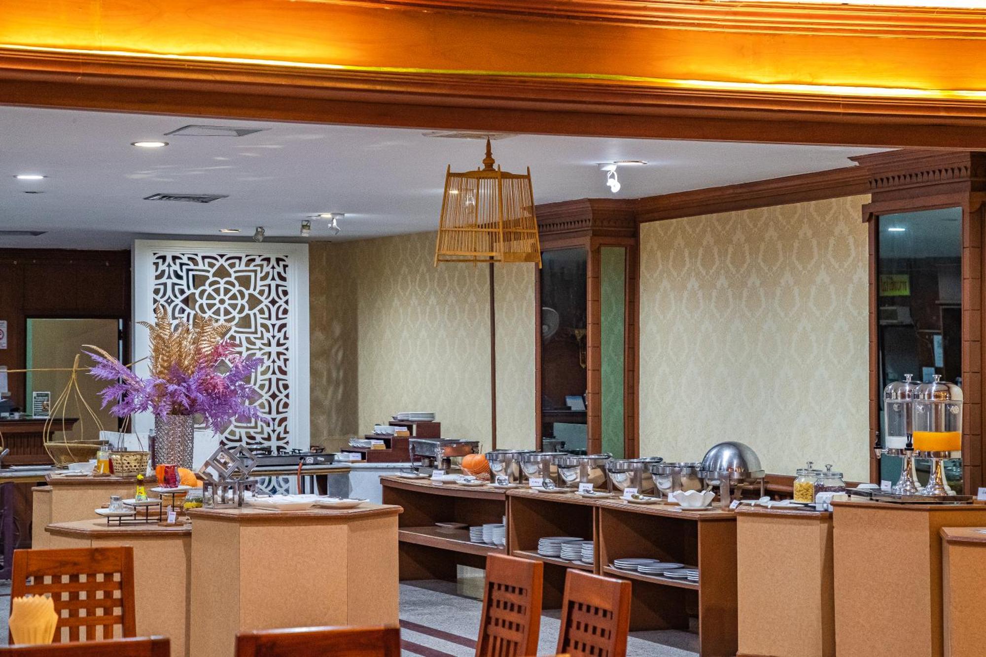 Thong Tarin Hotel Surin Extérieur photo