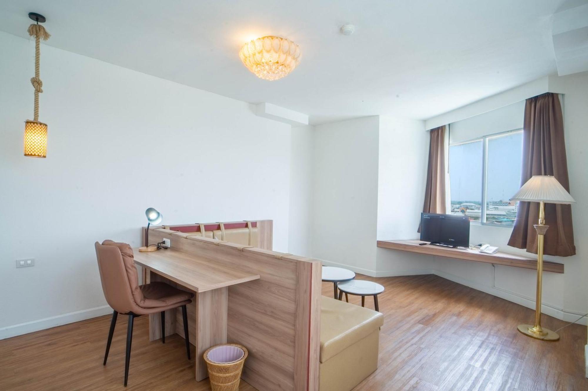 Thong Tarin Hotel Surin Extérieur photo