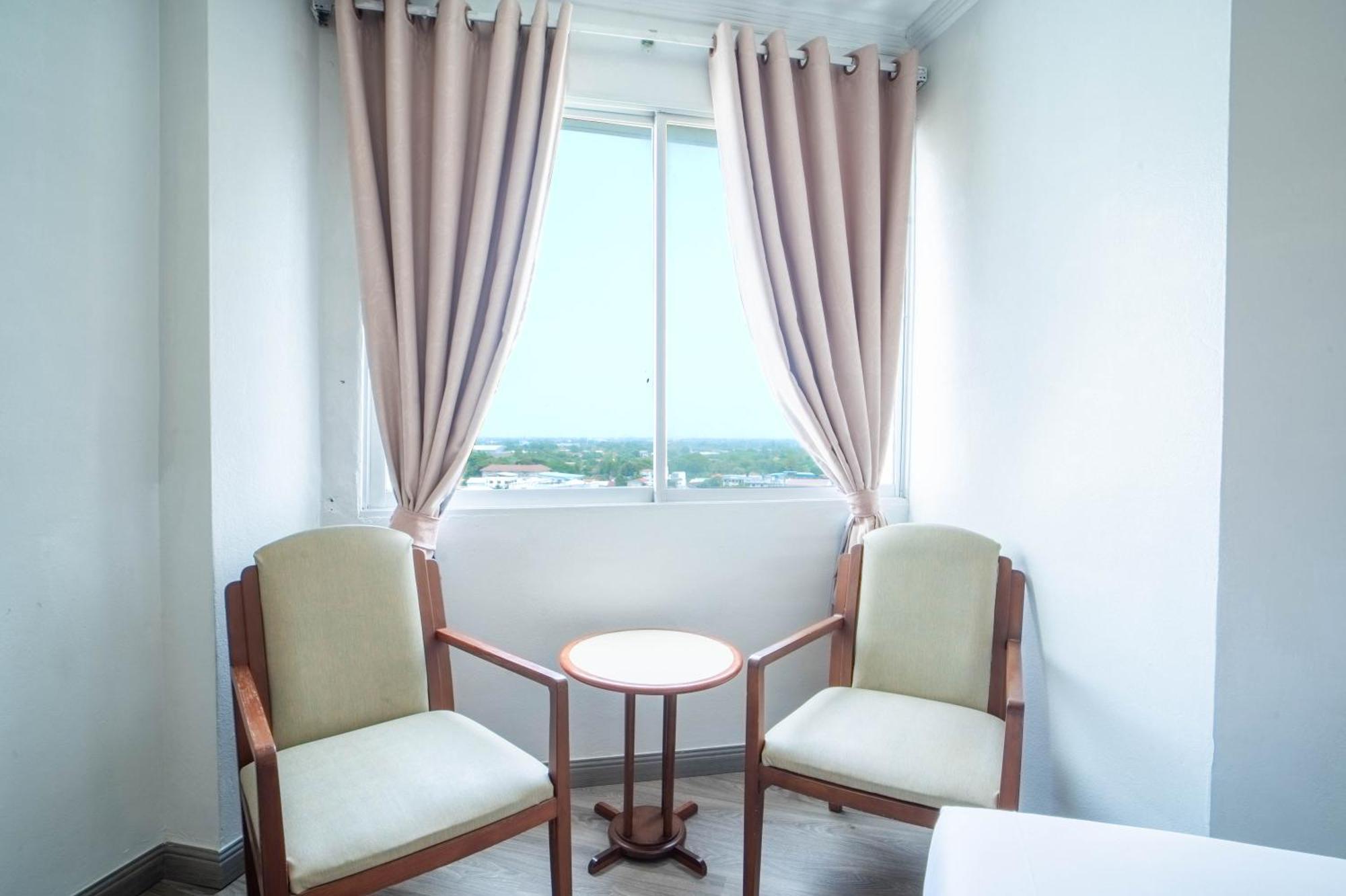 Thong Tarin Hotel Surin Extérieur photo